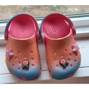 Crocs Size 4 infant ombre clogs with jibbetz